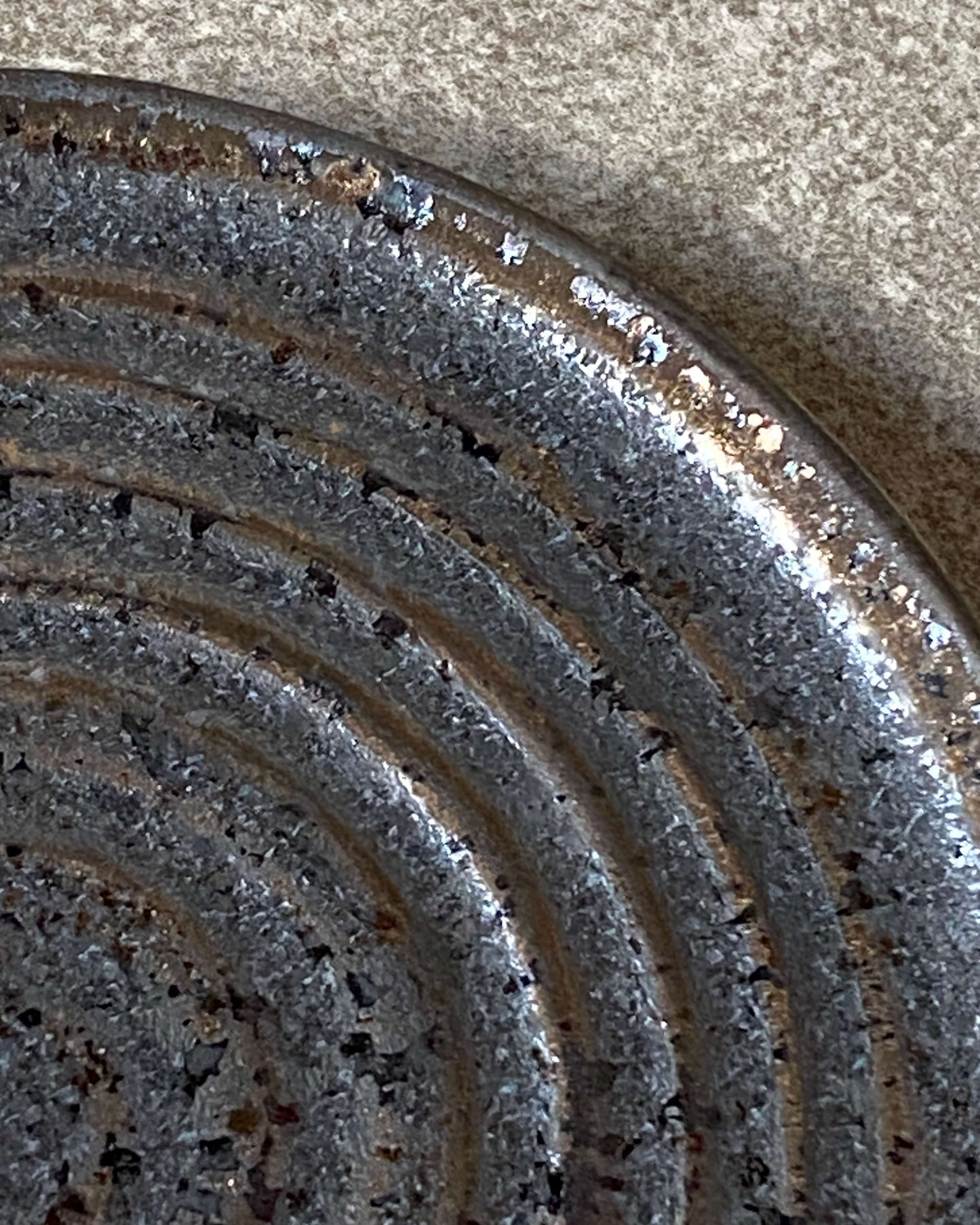 Grydeske-holder - Gråsort med guld