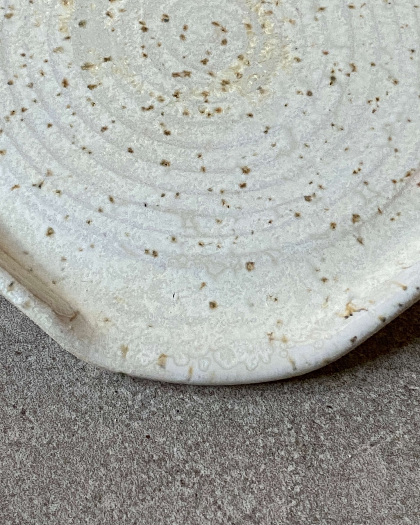 Grydeskeholder - Hvid spiral