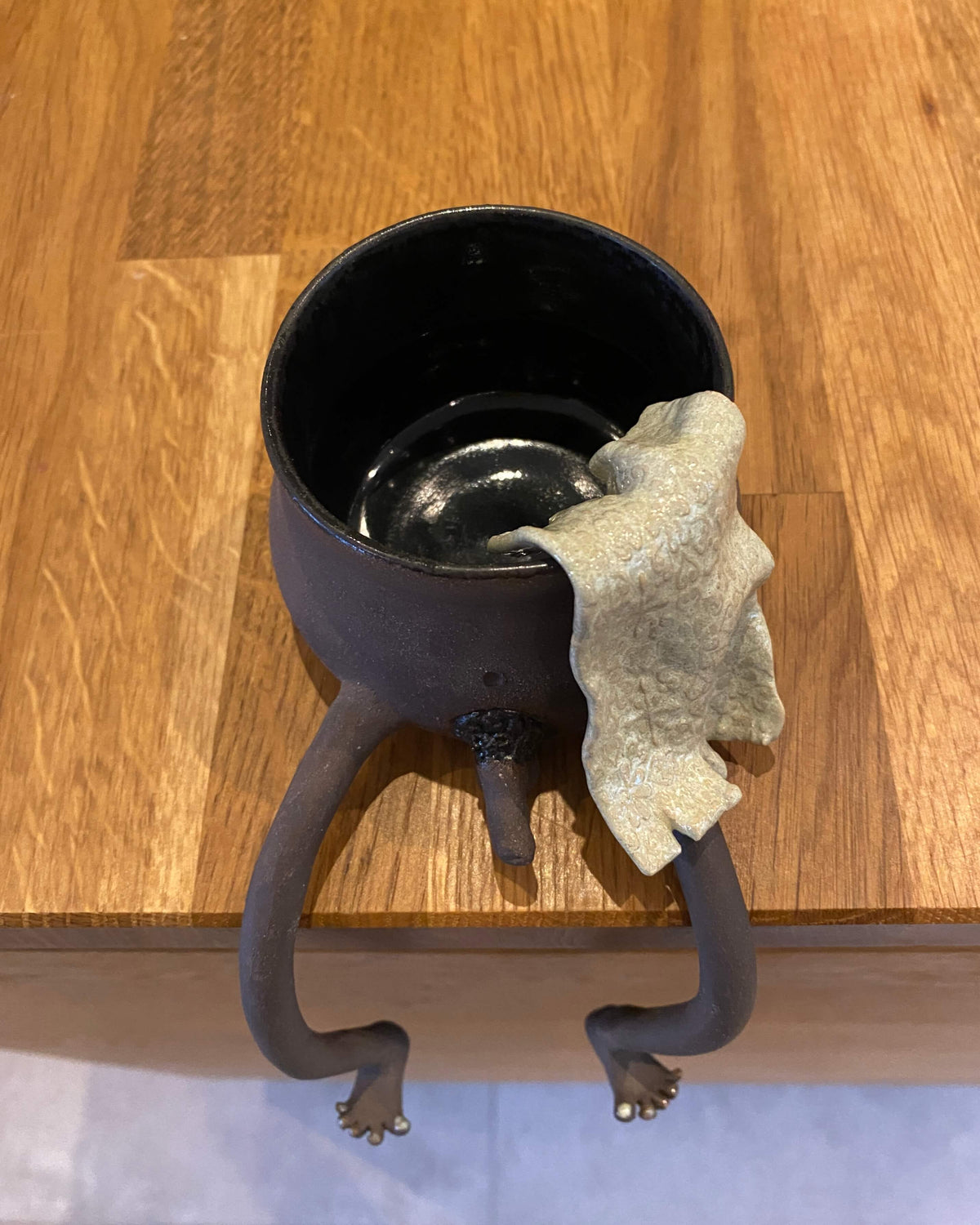 Urtepotte Willy 1 set ovenfra med blank sort glasur indvendig