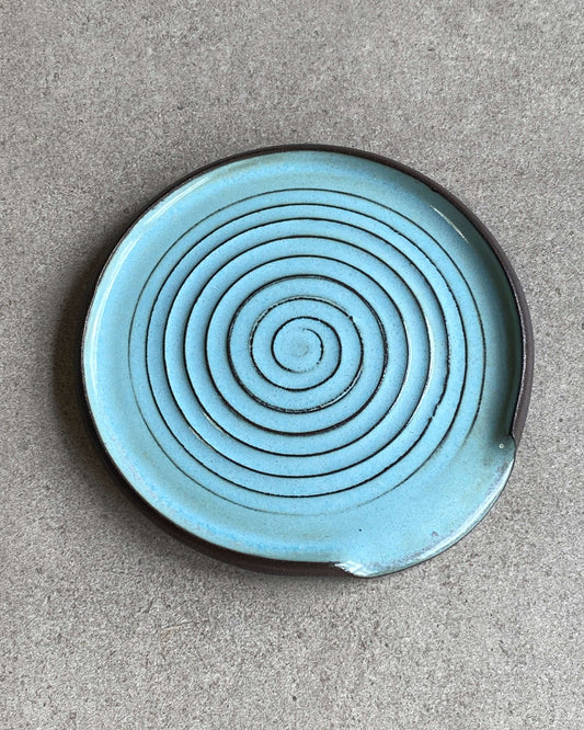 Rund grydeskeholder Blue med drejet spiral i lyseblå glasur – håndlavet keramik fra Keramikbyh