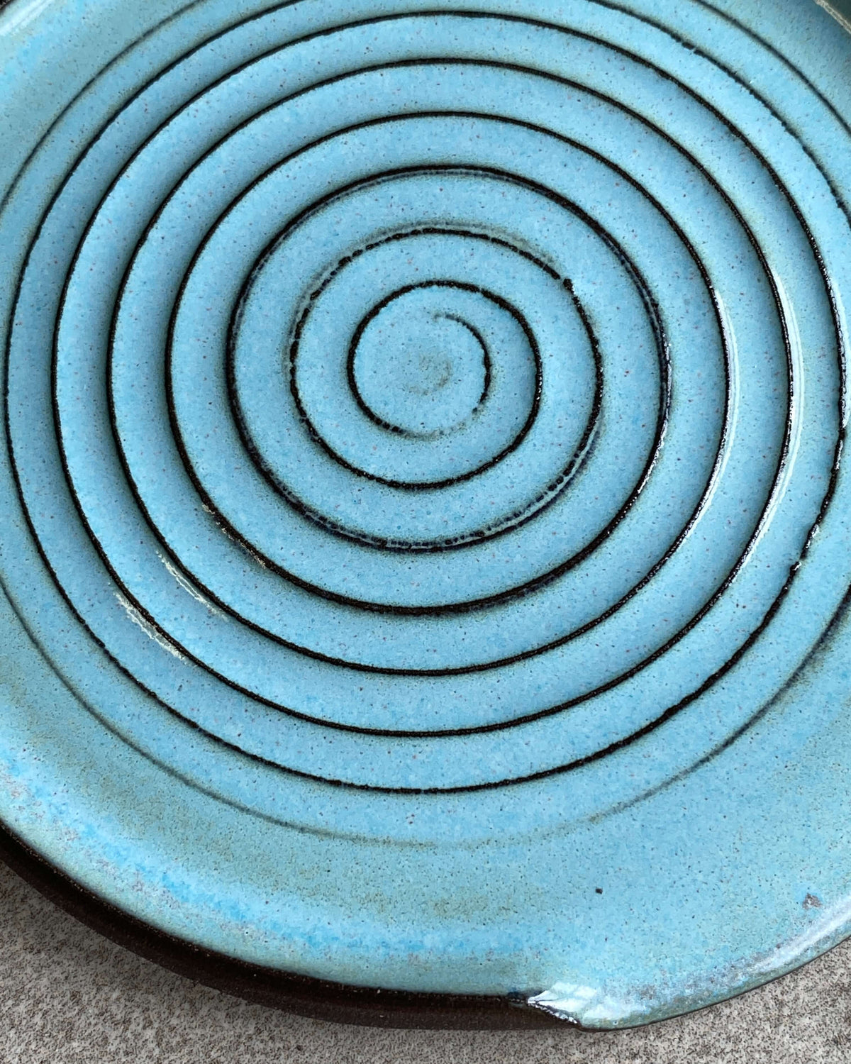 Nærbillede af spiralen i lyseblå glasur