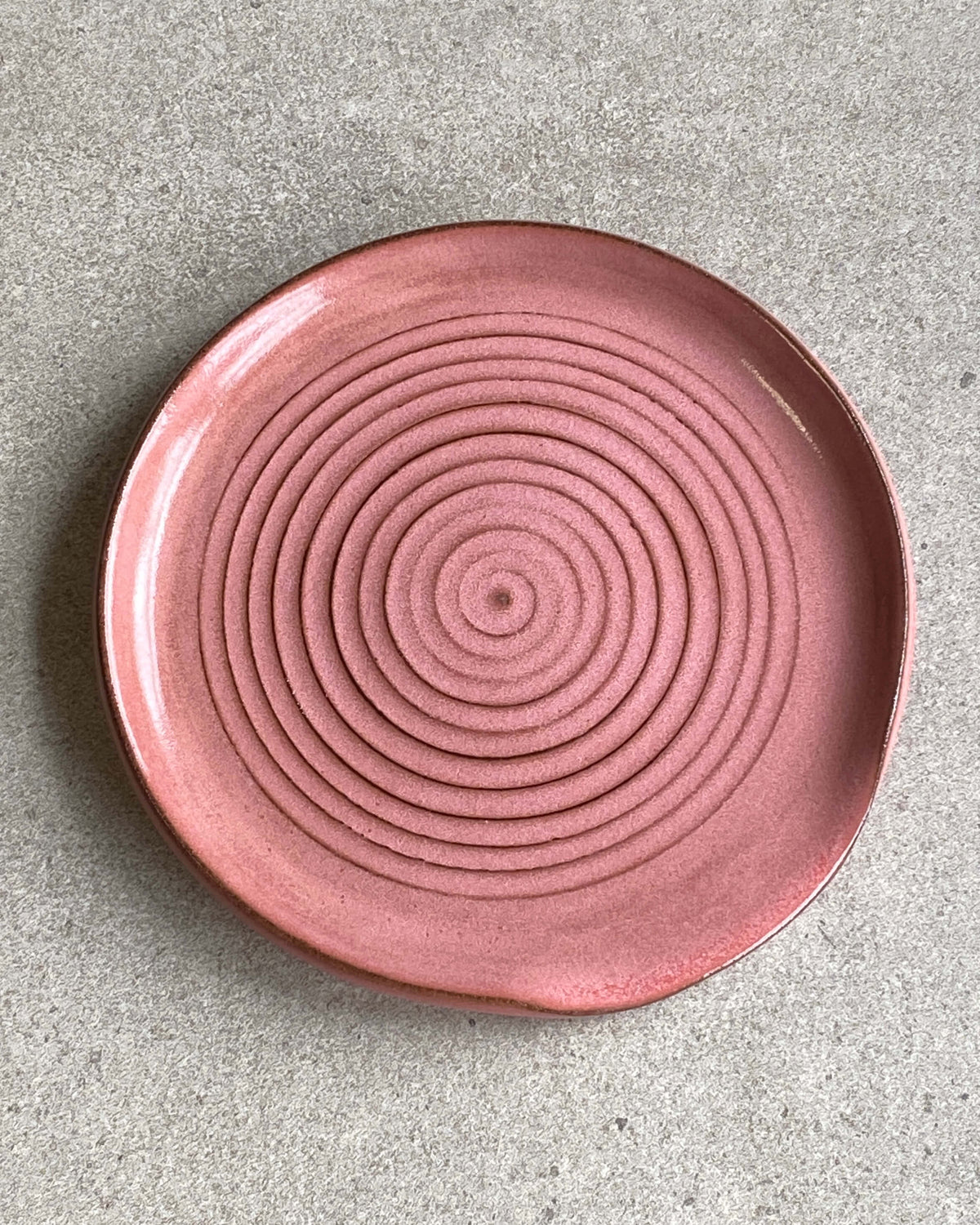 Rund grydeskeholder Rosa med drejet spiral i rosa glasur – håndlavet keramik fra Keramikbyh