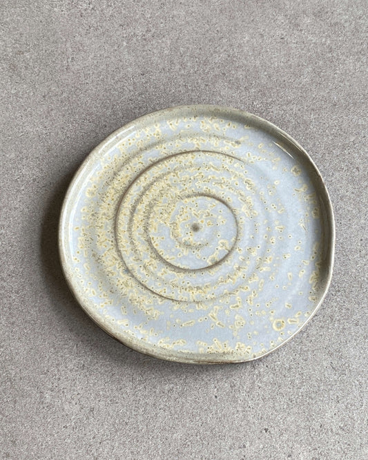 Rund grydeskeholder Creme Krystal med drejet spiral i cremefarvet glasur – håndlavet keramik fra Keramikbyh