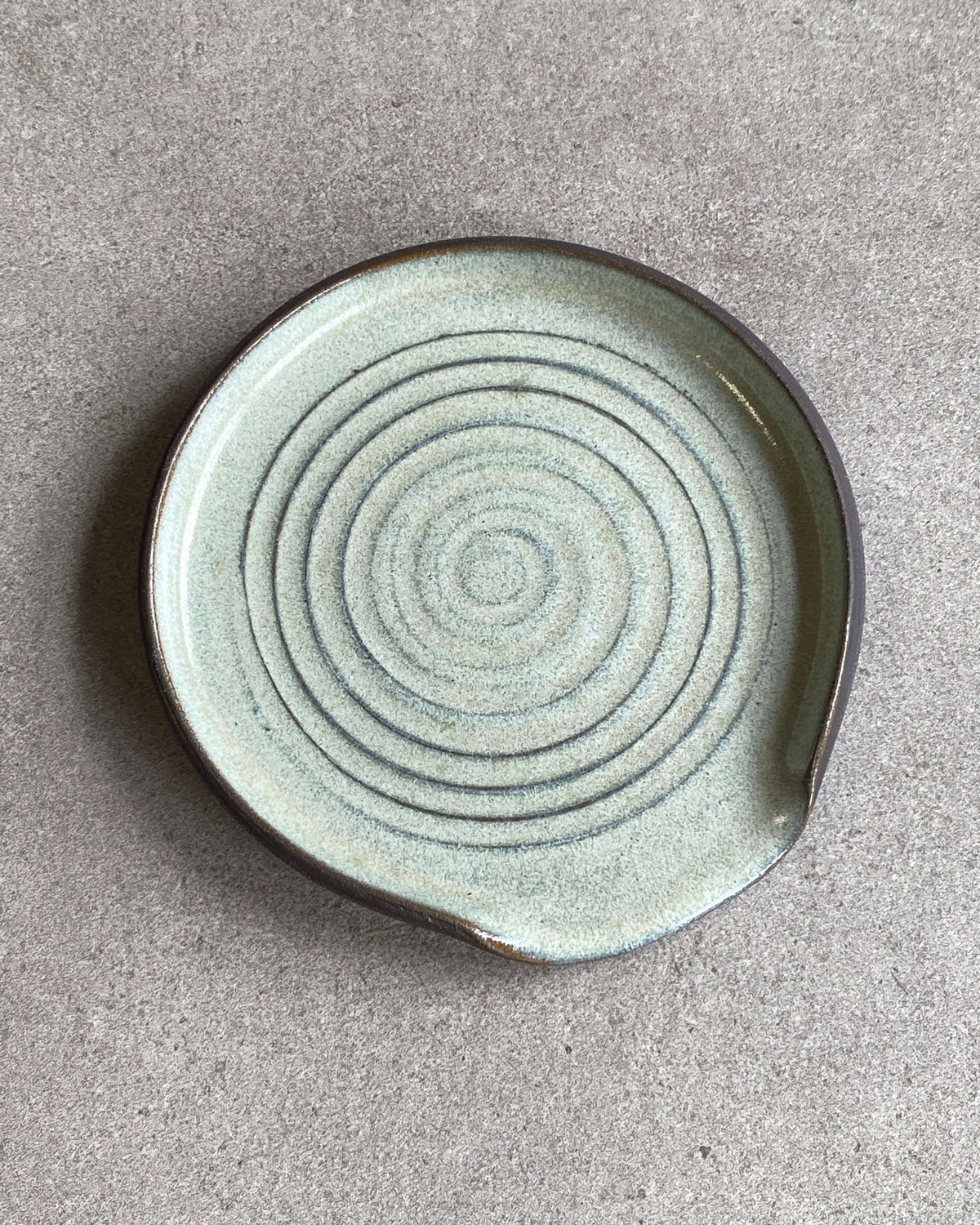 Rund grydeskeholder Sand med drejet spiral i lys sandglasur – håndlavet keramik fra Keramikbyh