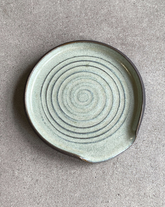 Rund grydeskeholder Sand med drejet spiral i lys sandglasur – håndlavet keramik fra Keramikbyh