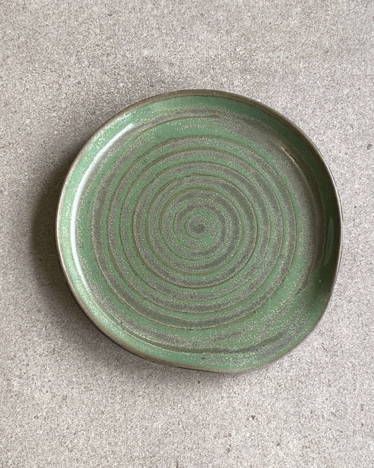 Rund grydeskeholder Green Spiral i grøn glasur med drejet spiral – håndlavet keramik fra Keramikbyh