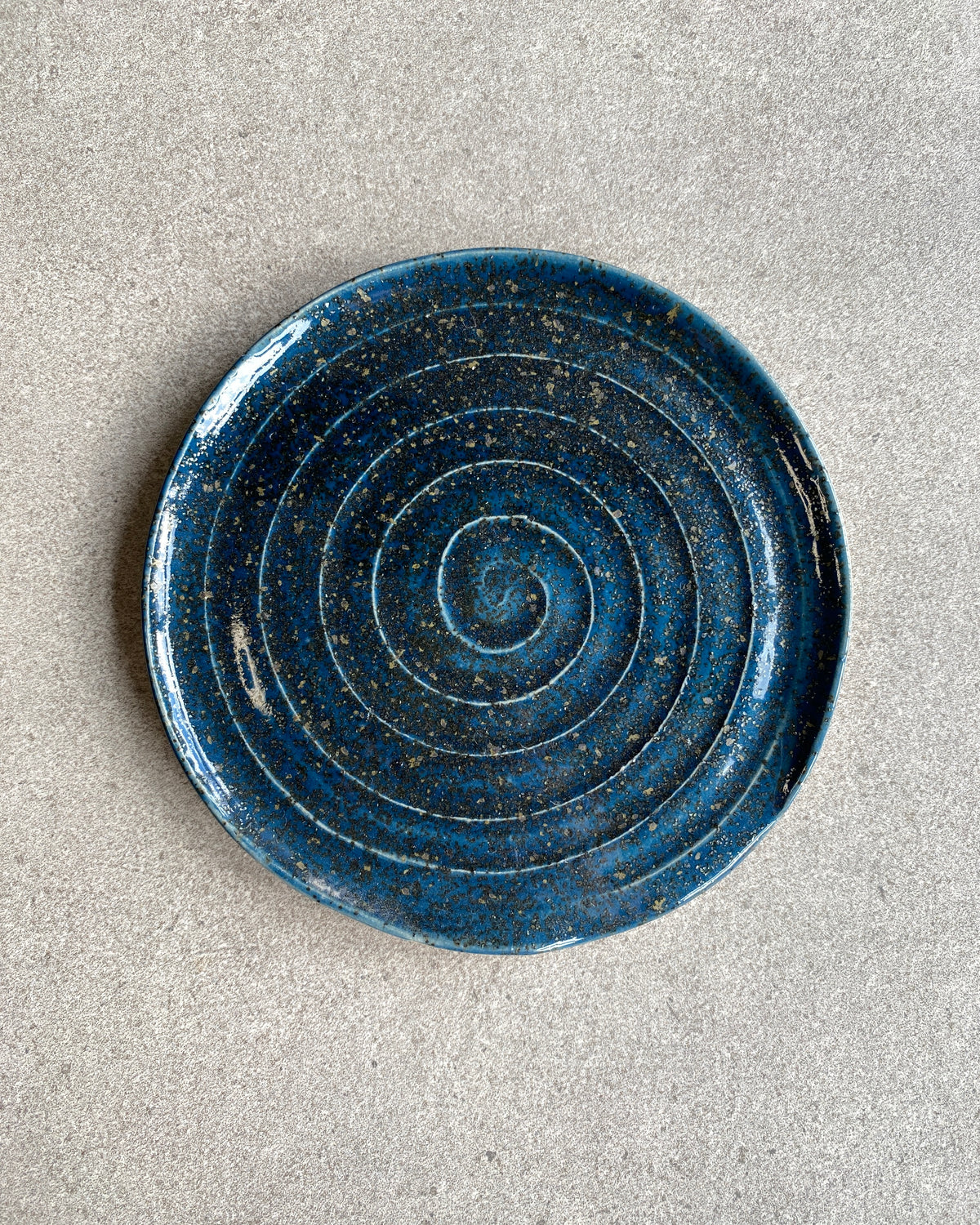 Rund grydeskeholder Dark Blue med spiral i mørkeblå glasur – håndlavet keramik fra Keramikbyh
