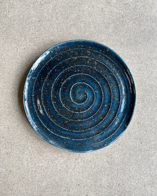 Rund grydeskeholder Dark Blue med spiral i mørkeblå glasur – håndlavet keramik fra Keramikbyh