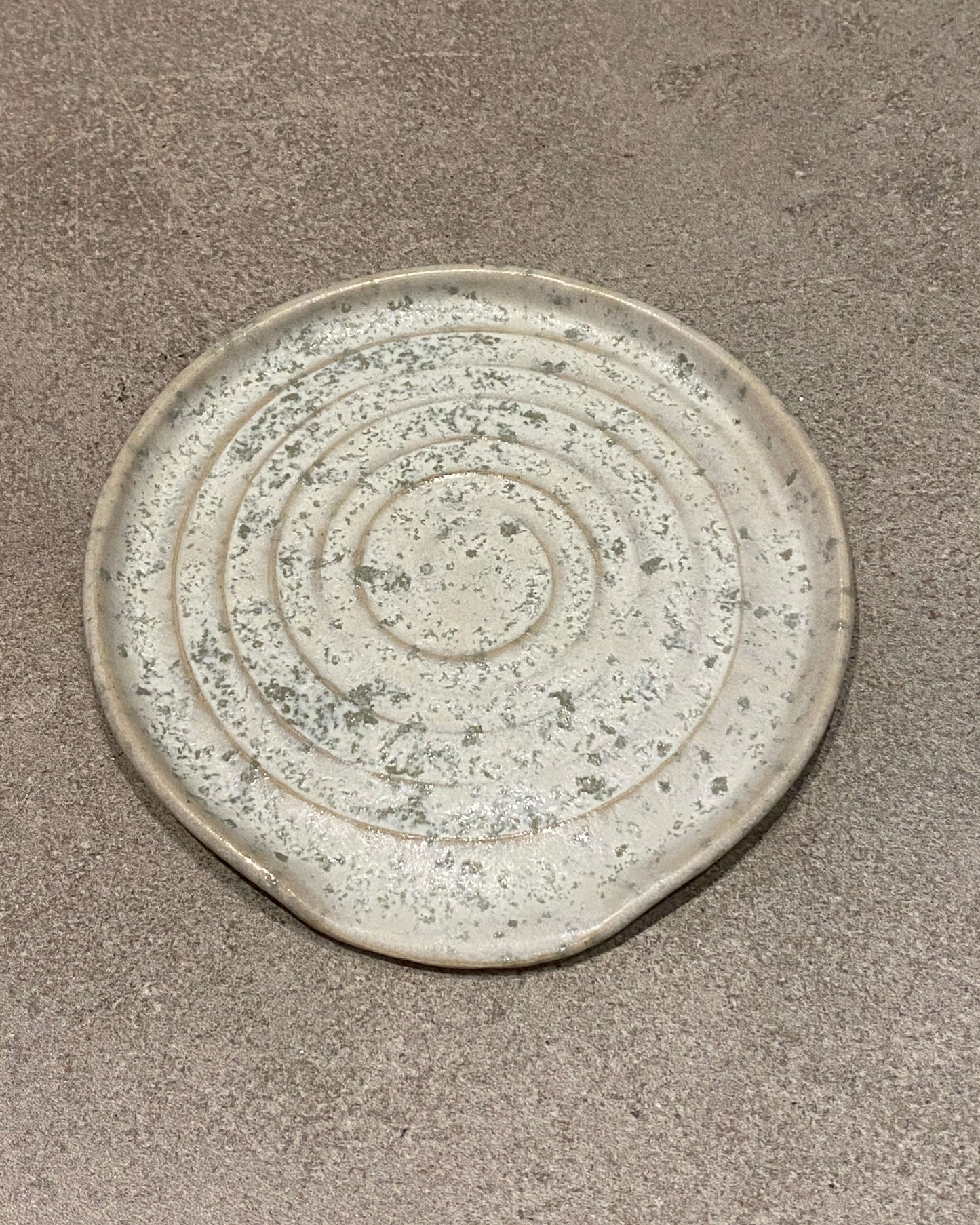 Grydeske-holder -  Hvid spiral